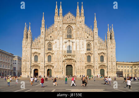 L'Italie, Lombardie, Milan. La cathédrale de Milan ou Duomo, vue générale de la façade avec les touristes sur la place à l'avant. Banque D'Images