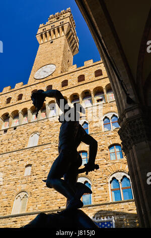 Italie, Toscane, Florence, Piazza della Signoria, le Palazzo Vecchio avec la statue de Persée qui se profile. Banque D'Images