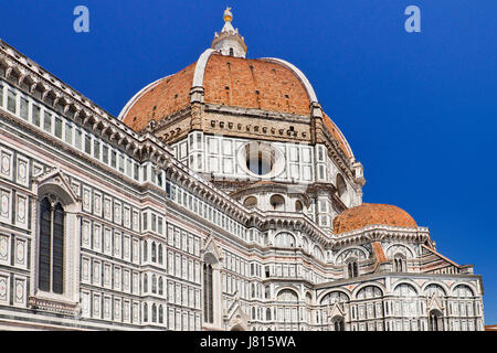 Italie, Toscane, Florence, la cathédrale Duomo ou également connu sous le nom de Santa Maria del Fiorel, vue sur le dôme de la terre en haut. Banque D'Images