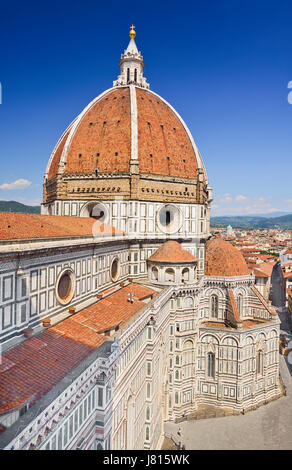 Italie, Toscane, Florence, la cathédrale Duomo ou également connu sous le nom de Santa Maria del Fiorel, vue sur le dôme de la terre en haut. Banque D'Images
