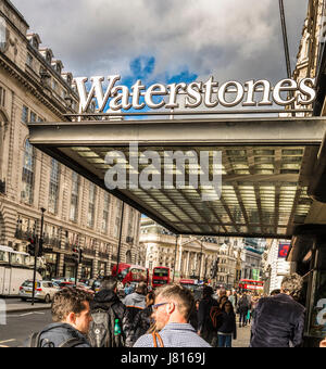 L'entrée de Waterstones flagship sur Piccadilly, Londres, UK Banque D'Images