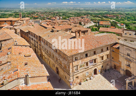 Italie, Toscane, Montepulciano, vue sur les toits de la ville en direction des collines de la tour du Palazzo Comunale ou la mairie. Banque D'Images