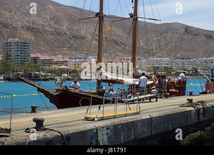 Le galleon retro Peter Pan utilisée pour les touristes fun tours Teneriffe dans quitte le quai de Los Cristianos avec équipage et passagers à bord Banque D'Images