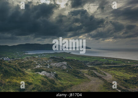 Une vue panoramique de la falaise des champs avec la péninsule de Beara dans la profondeur. Banque D'Images