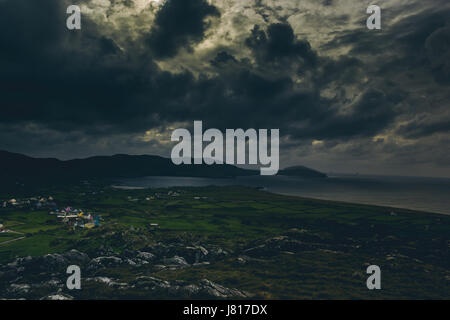 Le village de Allihies et la falaise champs avec les Ballydonegan Bay. Banque D'Images