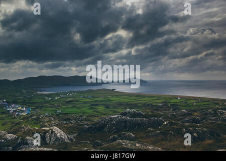 Le village de Allihies et la falaise champs avec les Ballydonegan Bay. Banque D'Images