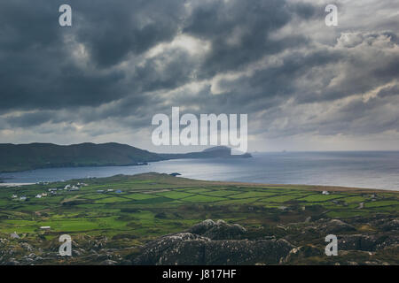 Le village de Allihies et la falaise champs avec les Ballydonegan Bay. Banque D'Images