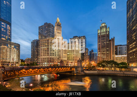 Soirée photo de riverwalk Chicago avec vue sur rivière de Chicago, les bateaux de passage et bâtiments illuminés déjà USA Banque D'Images