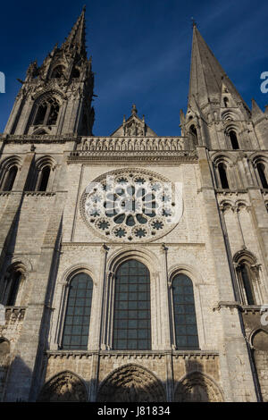 La célèbre cathédrale de Chartres, vue de face, la France. Banque D'Images