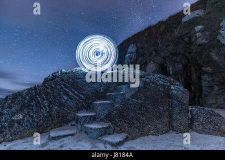 Light painting sur plage de porthcurno - porthcurno, Cornwall, uk Banque D'Images