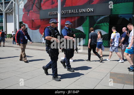 Patrouille de policiers armés à l'extérieur de l'Aviva Premiership Rugby finale entre Exeter et Wasps à Twickenham, comme les Britanniques ont été encouragés à profiter de leur week-end férié comme prévu après que la police a examiné la sécurité à plus de 1 300 événements qui ont suivi l'attaque terroriste de Manchester. Banque D'Images