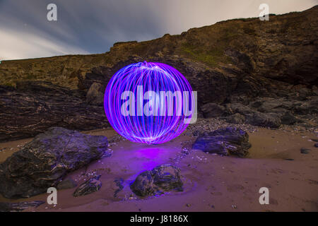 Orb light painting sur la plage - Porthtowan, Cornwall, UK Banque D'Images