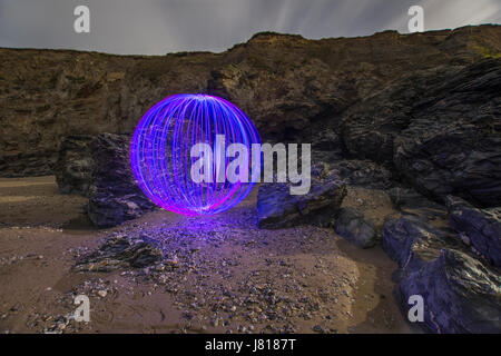 Orb light painting sur la plage - Porthtowan, Cornwall, UK Banque D'Images