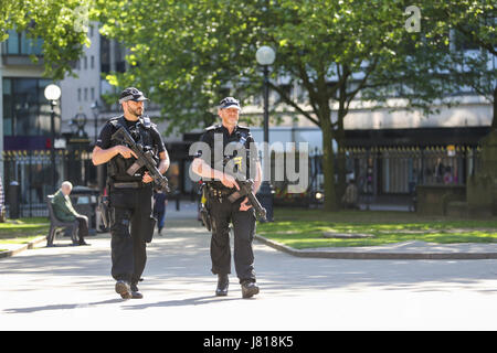 Des agents de police armés patrouillant les unités britanniques Grande-bretagne ville Banque D'Images