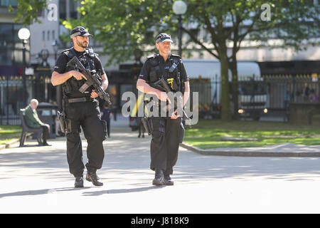 Des agents de police armés patrouillant les unités britanniques Grande-bretagne ville Banque D'Images