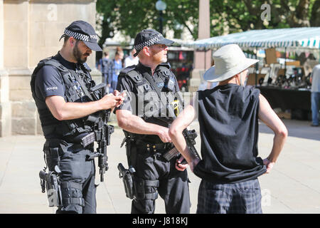 Des agents de police armés patrouillant les unités britanniques Grande-bretagne ville Banque D'Images