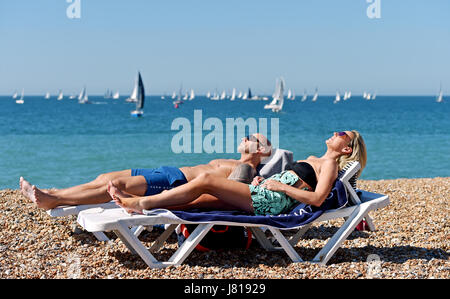 Brighton, UK. 26 mai, 2017. Un couple profiter d'un bain de soleil tôt le matin sur la plage de Brighton avec aujourd'hui devrait être la journée la plus chaude de l'année avec des températures qui atteignent les 20 degrés celsius dans certaines régions de Grande-Bretagne Crédit : Simon Dack/Alamy Live News Banque D'Images