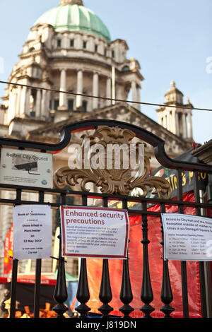 Belfast City Hall, Royaume-Uni. 26 mai 2017. Au service de l'attaque terroriste à la Manchester Arena le lundi 22 mai, les précautions de sécurité améliorés ont été mis en marché continental dans les motifs de Belfast City Hall qui se déroulera du jeudi 25 au lundi 29 mai 2017. Credit : Bonzo/Alamy Live News Banque D'Images