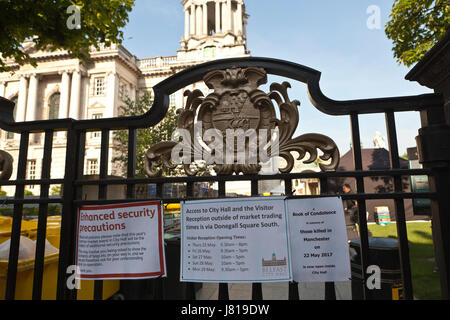 Belfast City Hall, Royaume-Uni. 26 mai 2017. Au service de l'attaque terroriste à la Manchester Arena le lundi 22 mai, les précautions de sécurité améliorés ont été mis en marché continental dans les motifs de Belfast City Hall qui se déroulera du jeudi 25 au lundi 29 mai 2017. Credit : Bonzo/Alamy Live News Banque D'Images