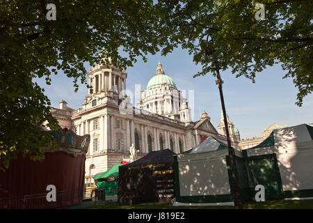 Belfast City Hall, Royaume-Uni. 26 mai 2017. Au service de l'attaque terroriste à la Manchester Arena le lundi 22 mai, les précautions de sécurité améliorés ont été mis en marché continental dans les motifs de Belfast City Hall qui se déroulera du jeudi 25 au lundi 29 mai 2017. Credit : Bonzo/Alamy Live News Banque D'Images