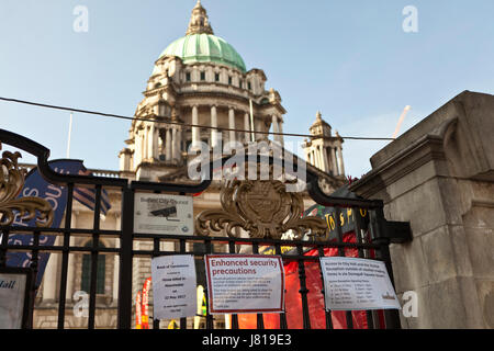 Belfast City Hall, Royaume-Uni. 26 mai 2017. Au service de l'attaque terroriste à la Manchester Arena le lundi 22 mai, les précautions de sécurité améliorés ont été mis en marché continental dans les motifs de Belfast City Hall qui se déroulera du jeudi 25 au lundi 29 mai 2017. Credit : Bonzo/Alamy Live News Banque D'Images