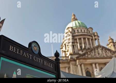 Belfast City Hall, Royaume-Uni. 26 mai 2017. Au service de l'attaque terroriste à la Manchester Arena le lundi 22 mai, les précautions de sécurité améliorés ont été mis en marché continental dans les motifs de Belfast City Hall qui se déroulera du jeudi 25 au lundi 29 mai 2017. Credit : Bonzo/Alamy Live News Banque D'Images