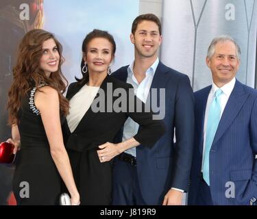 Los Angeles, CA, USA. 25 mai, 2017. Jessica Altman, Lynda Carter, James Robert Altman, UN Altman aux arrivées pour WONDER WOMAN Premiere, le Pantages Theatre à Hollywood, Los Angeles, CA, 25 mai 2017. Credit : Priscilla Grant/Everett Collection/Alamy Live News Banque D'Images