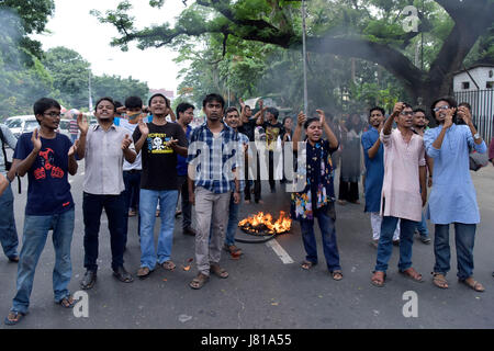 Dhaka, Bangladesh. 26 mai, 2017. La police a des gaz lacrymogènes lancés des obus et canon d'eau de dissoudre les gens qui protestent contre la suppression de la statue de la Justice Dame de la Cour suprême, des locaux à Dhaka, Bangladesh, le 26 mai 2017. La statue a été retirée de son endroit près de l'entrée de la cour, le jeudi soir, à la suite de demandes en tenue islamiste radical Hifazat-e-Islam. Enragée par la décision, les étudiants de gauche ont commencé à démontrer hors de la juridiction de la prémisse et manifestations annoncées pour le matin. Credit : SK Hasan Ali/Alamy Live News Banque D'Images