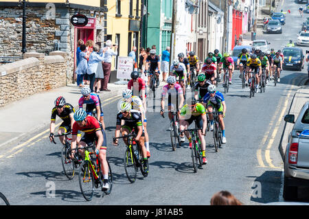 Ardara, comté de Donegal, Irlande. 26 mai, 2017. L'An Post Rás ou l'Rás en abrégé, est une journée annuelle de 8-cyclisme international, tenu en Irlande en mai. Ici vu passant par Ardara. En Irlande, la course est appelé le Rás. En nommant la race Rás Tailteann les organisateurs d'origine, les membres de l'Association cycliste nationale (NCA), ont été l'association de la course cycliste avec les Tailteann Games un ancien événement sportif celtique en Irlande. Crédit : Richard Wayman/Alamy Live News Banque D'Images