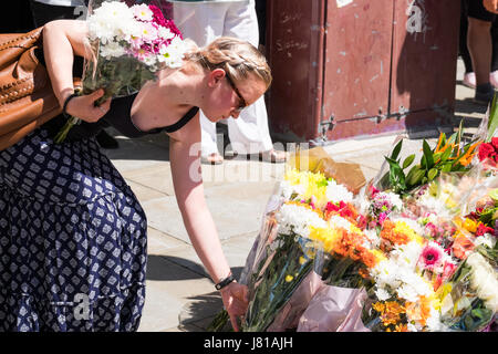 Manchester, UK. 26 mai, 2017. St Ann's Square dans le centre-ville de Manchester est rempli d'une mer de fleurs, des ballons et des cartes comme la ville pleure les 22 victimes d'une attaque terroriste à la Manchester Arena lundi. Crédit : Christopher Middleton/Alamy Live News Banque D'Images