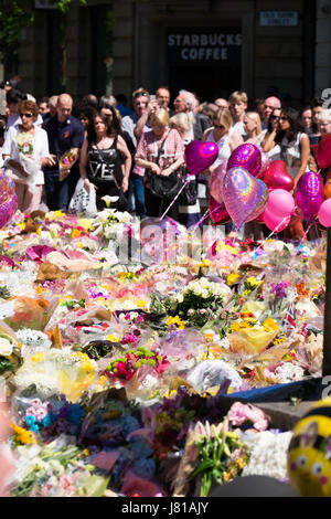 Manchester, UK. 26 mai, 2017. St Ann's Square dans le centre-ville de Manchester est rempli d'une mer de fleurs, des ballons et des cartes comme la ville pleure les 22 victimes d'une attaque terroriste à la Manchester Arena lundi. Crédit : Christopher Middleton/Alamy Live News Banque D'Images