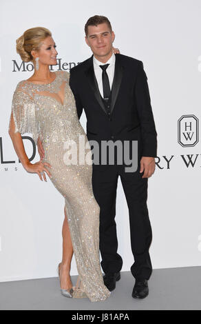 Paris Hilton & Chris Zylka au 24e gala de l'amfAR à Cannes l'Hôtel du Cap-Eden-Roc, Cannes, France. Photo : Sarah Stewart Banque D'Images