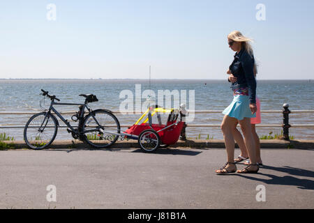 Lytham St Annes on Sea, Lancashire. Météo britannique. 26 mai, 2017. Canicule se poursuit sur la côte de Fylde. /AlamyLiveNews MediaWorldImages crédit ; Banque D'Images