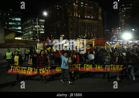 Sydney, Australie. 26 mai, 2017. Vingt ans depuis la publication de les ramener à la maison le rapport, une veillée aux chandelles et mars s'est tenue à Sydney, le National Sorry Day. Les manifestants se sont rassemblés au parc Victoria, Broadway et ont marché jusqu'à la gare centrale, 1 plate-forme où les enfants avaient été séparés de leur famille et envoyés à des institutions et des foyers d'accueil. Orateurs ont rappelé des souvenirs de violence et de tristesse d'être enlevés à leurs familles. Crédit : Richard Milnes/Alamy Live News Banque D'Images