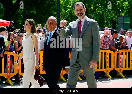 Madrid, Espagne. 26 mai, 2017. Le roi d'Espagne Felipe VI (R), son épouse, la Reine Letizia (L), et Marcelo Rebelo de Sousa (C), Président de la République portugaise, assiste à l'ouverture de la Foire du livre de Madrid. Cette 76e édition aura lieu du 26 mai au 11 juin et le Portugal est le pays invité. Aujourd'hui, les plus de 350 stands mis en place le long de la Paseo de carruajes avenue dans le parc du Retiro de Madrid offrent au public des offres en consultant les dernières oeuvres littéraires, et aussi de rencontrer leurs auteurs préférés. Credit : M.Ramirez / Alamy Live News Banque D'Images
