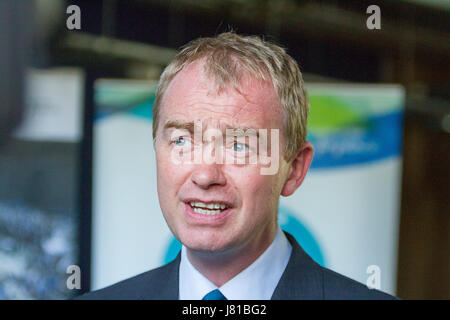 Warrington, Royaume-Uni. 26 mai, 2017. Warrington Peace Centre, Warrington, Royaume-Uni. 26 mai, 2017. Chef du Parti libéral-démocrate, Tim Farron, visité le centre de la paix de Warrington le 26 mai 2017 et après une visite de l'édifice et de réunion Colin et Wendy Parry qui ont perdu leur fils de 12 ans, Tim Parry, à l'attentat de Warrington en 1993. Chef du Parti libéral-démocrate, Tim Farron, parle aux médias au Centre de la paix dans la région de Warrington le 26 mai 2017 Crédit : John Hopkins/Alamy Live News Crédit : John Hopkins/Alamy Live News Banque D'Images