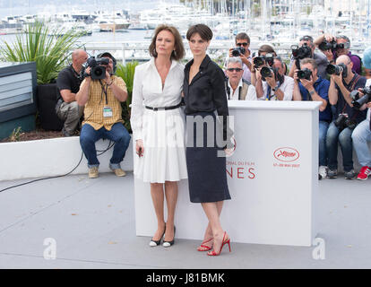 Cannes, France. 26 mai, 2017. Marine Vacth actrices françaises (R) et l'actrice britannique Jacqueline Bisset poser pour le photocall du film 'Amant double (l'Amant) Double ' au cours de la 70e assemblée annuelle du Festival du Film de Cannes au Palais des Festivals de Cannes, France, le 26 mai 2017. Credit : Xu Jinquan/Xinhua/Alamy Live News Banque D'Images