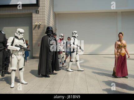 ExCel, Londres UK. 26 mai 2017. La première MCM London Comic Con de 2017 s'ouvre avec les cosplayeurs, exposants et jeux en ordre décroissant sur ExCel. Credit : Malcolm Park/Alamy Live News Banque D'Images