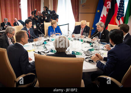 Taormina, Italie. 26 mai, 2017. Document - l'Union européenne (UE) Le président de la Commission, Jean-Claude Juncker (L-R, dans le sens horaire), le premier ministre du Canada, Justin Trudeau, la chancelière allemande Angela Merkel, le président américain, Donald Trump, le Premier ministre italien Paolo Gentiloni, président français Emmanuel Macron, le Premier ministre japonais Shinzo Abe, Premier Ministre britannique Theresa May, et président du Conseil de l'UE, Donald Tusk s'asseoir à une table ronde au début de sommet du G7 à Taormina, Italie, 26 mai 2017. Photo : afp/Alamy Live News Banque D'Images