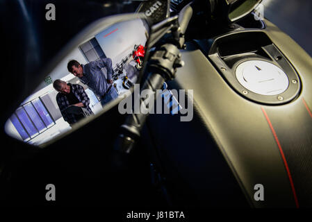 Johannesburg. 26 mai, 2017. Deux visiteurs regardez une de moto ducati de l'Italie le jour de l'ouverture de l'Afrique du Sud deuxième Bike Festival à Kyalami, au nord de Johannesburg le 26 mai 2017. La deuxième l'Afrique Bike Festival le coup d'ici vendredi. Plus de 20 000 visiteurs sont attendus pour les dizaines d'activités y compris les tests de vélo, concours de dessin, expositions, ventes et des concerts en direct dans les 3 jours. Credit : Zhai Jianlan/Xinhua/Alamy Live News Banque D'Images