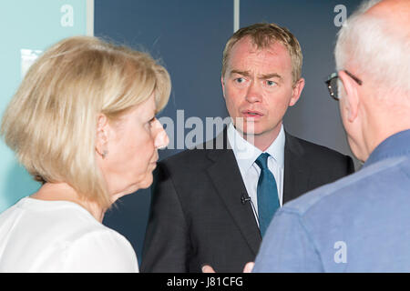 Warrington, Royaume-Uni. 26 mai, 2017. Warrington, Royaume-Uni. 26 mai, 2017. Leaader des libéraux-démocrates, Tim Farron, parle à Wendy et Colin Parry lors de sa visite à la Warrington Centre pour la paix en mai 2017. Wendy et Colin ont perdu leur fils de 12 ans, Tim Parry, dans le bombardement de Warrington 1993 Crédit : John Hopkins/Alamy Live News Crédit : John Hopkins/Alamy Live News Banque D'Images