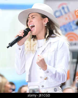 New York, USA. 26 mai, 2017. Miley Cyrus joue sur NBC's "Aujourd'hui" du Rockefeller Plaza le 26 mai 2017 à New York City dans la ville de New York. Credit : MediaPunch Inc/Alamy Live News Banque D'Images