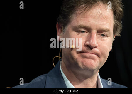 Hay-on-Wye, au Pays de Galles, Royaume-Uni Le vendredi 26 mai 2017. L'ancien vice-premier ministre, Nick Clegg s'exprimant à propos de l'2010-2015 Gouvernement de coalition à l'Hay Festival - qui est cette yer célébrant son 30e anniversaire. Les températures dans de nombreuses régions du Royaume-Uni va atteindre le haut entre 20°C aujourd'hui, avant que les conditions météorologiques orageuses en rouleaux à partir de l'ouest cette nuit et demain matin Crédit : Keith morris/Alamy Live News Banque D'Images