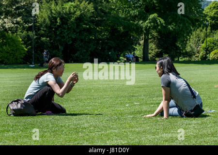 Bath, Royaume-Uni. 26 mai, 2017. Comme baignoire bénéficie d'une autre journée ensoleillée et chaude une femme est illustrée comme elle a sa photographie prise devant le Royal Crescent. Credit : lynchpics/Alamy Live News Banque D'Images