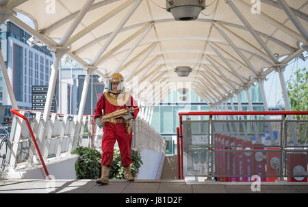 ExCel, Londres UK. 26 mai 2017. La première MCM London Comic Con de 2017 s'ouvre avec les cosplayeurs, exposants et jeux en ordre décroissant sur ExCel. Credit : Malcolm Park/Alamy Live News Banque D'Images