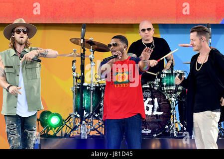 New York, NY, USA. 26 mai, 2017. Brian Kelley et Tyler Hubbard de la Florida Georgia Line et Nelly effectuer au Rumsey Playfield de Central Park pour le Good Morning America 2017 Concert Series le 26 mai 2017 dans la ville de New York. Crédit : : John Palmer/media/Alamy Punch Live News Banque D'Images