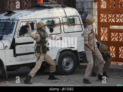 Srinagar, au Cachemire sous contrôle indien. 26 mai, 2017. Jeter des pierres sur les policiers indiens manifestant du Cachemire au cours d'affrontements dans la région de Srinagar, capitale d'été du Cachemire sous contrôle indien, le 26 mai 2017. Credit : Javed Dar/Xinhua/Alamy Live News Banque D'Images