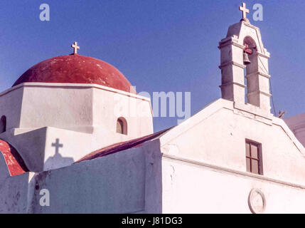 Chora, Mykonos, Grèce. 3e oct, 2004. Un dôme rouge traditionnel de l'église grecque orthodoxe dans la ville de Chora sur l'île grecque de Mykonos. Un touriste favori, Mykonos attire de nombreux vacanciers et le tourisme est une industrie majeure. Credit : Arnold Drapkin/ZUMA/Alamy Fil Live News Banque D'Images