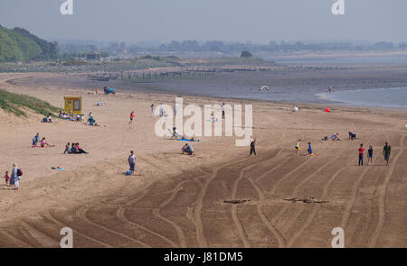 Dundee, Royaume-Uni. 26 mai, 2017. Météo France : Bank Holiday weekend commence par temps ensoleillé chaud devant se poursuivre, dans l'ensemble de Tayside température maximale de 24 °C. La canicule les températures sont réglées à continuer à Tayside au cours des prochains jours. Les personnes bénéficiant de la glorieuse temps chaud à Broughty Ferry plage aujourd'hui. Credit : Dundee Photographics /Alamy Live News Banque D'Images