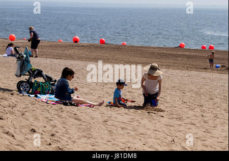 Dundee, Royaume-Uni. 26 mai, 2017. Météo France : Bank Holiday weekend commence par temps ensoleillé chaud devant se poursuivre, dans l'ensemble de Tayside température maximale de 24 °C. La canicule les températures sont réglées à continuer à Tayside au cours des prochains jours. . Les familles profitant du beau temps glorieux à faire des châteaux de Broughty Ferry Beach. Credit : Dundee Photographics /Alamy Live News Banque D'Images